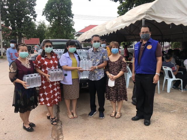 ครูแห่ฉีดวัคซีนสร้างความมั่นใจรับเปิดเทอม