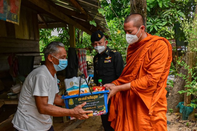 พระจับมือทหาร-มอบตะกร้าปันสุขช่วยผู้ยากไร้