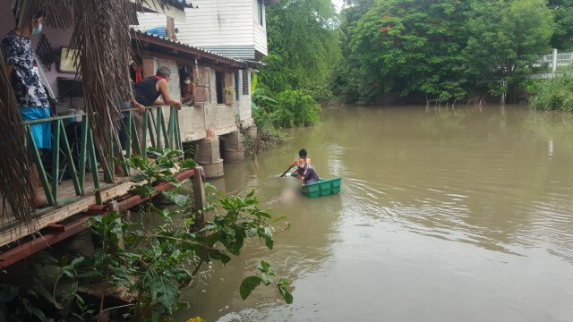 ผวา ศพชายเปลือยกายลอยกลางน้ำลำตะคองช่วงไหลผ่านเมืองโคราช
