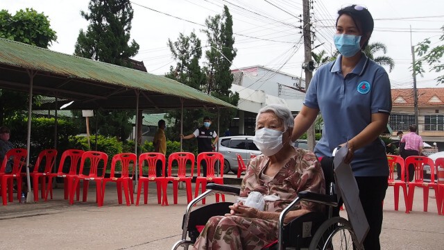 คุณยาย103ปีฉีดแข็มแรก-ไม่กลัวแต่ตื่นเต้น