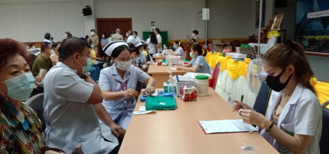 ฉีดวัคซีนป้องกันโควิดแล้วกว่า 2 หมื่นคนยังไม่พบผลข้างเคียงรุนแรง
