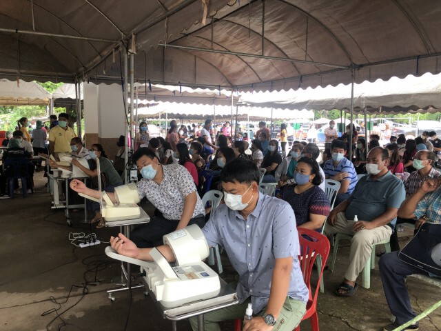 ครูแห่ฉีดวัคซีนสร้างความมั่นใจรับเปิดเทอม