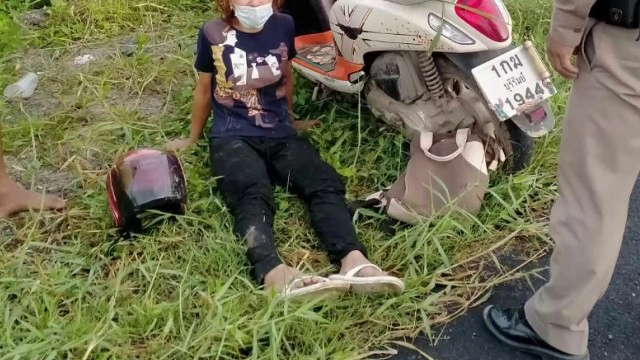 ครูสาวขับจยย.ถูกรถเบียดตกข้างทางสลบข้ามคืนฟื้นมาเงิน 1.2 แสนหาย