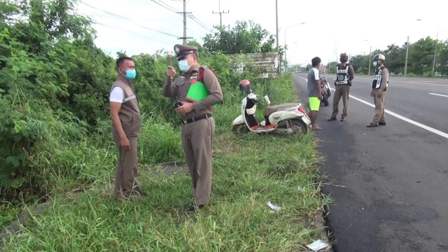 ครูสาวขับจยย.ถูกรถเบียดตกข้างทางสลบข้ามคืนฟื้นมาเงิน 1.2 แสนหาย