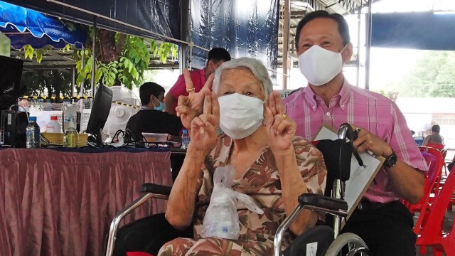 คุณยาย103ปีฉีดแข็มแรก-ไม่กลัวแต่ตื่นเต้น