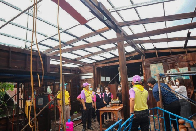 จิตอาสาลงพื้นที่ช่วยเหลือผู้ประสบวาตภัยพื้นที่อำเภอเขาวง