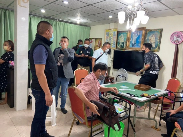 รวบ 10 นักพนัน ลักลอบเล่นไพ่สามกอง หลังเพจชื่อดังเผยลายแทงบ่อนดอนเมือง