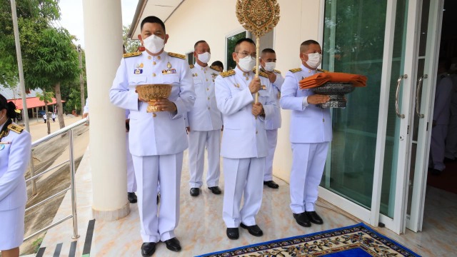 องคมนตรีเชิญสัญญาบัตรพัดยศ ผ้าไตร พระเทพมงคลวชิรมุนี