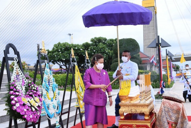 กรมสมเด็จพระเทพฯ เสด็จฯแทนพระองค์ทรงวางพวงมาลา เนื่องในวันรำลึกวันคล้ายวันสวรรคต ร.8