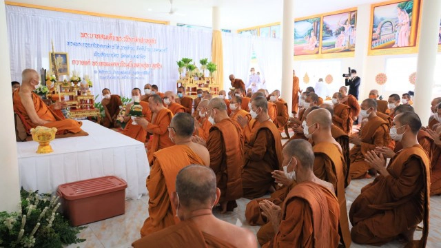 องคมนตรีเชิญสัญญาบัตรพัดยศ ผ้าไตร พระเทพมงคลวชิรมุนี