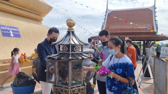 ทนายตั้มพา \"ป้าแต๋น-ลุงพล\" ขอพรหลวงพ่อรุ่ง ให้ชนะคดีน้องชมพู่