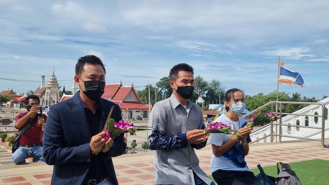 ทนายตั้มพา \"ป้าแต๋น-ลุงพล\" ขอพรหลวงพ่อรุ่ง ให้ชนะคดีน้องชมพู่