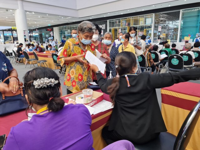 โคราชยังฉีดวัคซีนคับคั่ง พรุ่งนี้ฉีดซิโนแวคให้ปชช.ที่ลงทะเบียนไว้