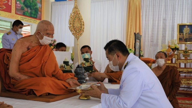 องคมนตรีเชิญสัญญาบัตรพัดยศ ผ้าไตร พระเทพมงคลวชิรมุนี