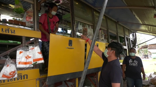 ไอเดียสุดเจ๋ง! เปลี่ยนรถบัสเก่าเป็น"ซูเปอร์มาร์เก็ต ดิลิเวอรี่"