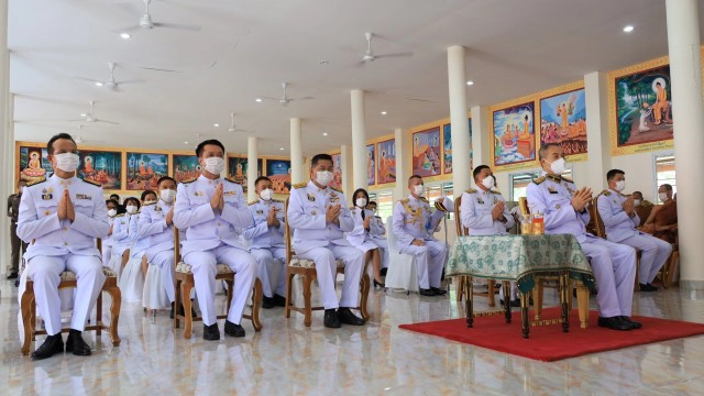 องคมนตรีเชิญสัญญาบัตรพัดยศ ผ้าไตร พระเทพมงคลวชิรมุนี