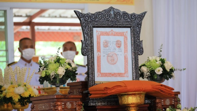 องคมนตรีเชิญสัญญาบัตรพัดยศ ผ้าไตร พระเทพมงคลวชิรมุนี