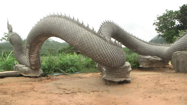 ฝนถล่มต่อเนื่องรูปปั้นพญานาคบ้านลุงดินเริ่มทรุด