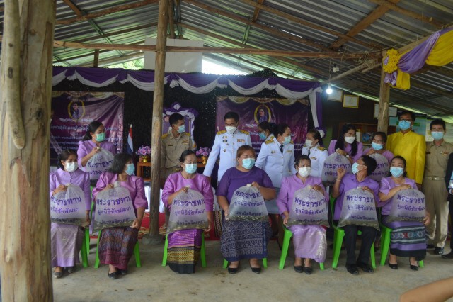 เกษตรกรชาววังสะพุงรับเมล็ดพันธุ์ผัก ปลา ไม้ผลพระราชทาน