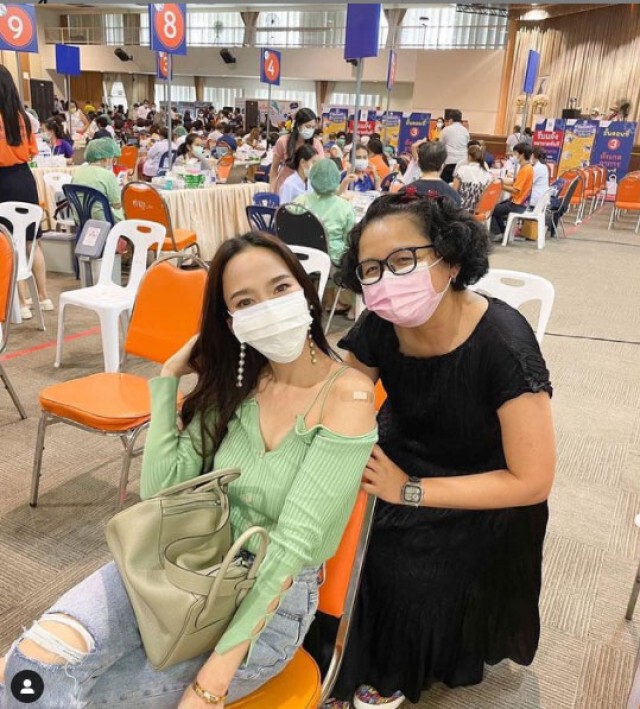 "อั้ม พัชราภา" โชว์ฉีดวัคซีนโควิดครบ 2 เข็ม แฟนคลับชมชุดชนะเลิศ