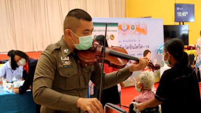 ส่งมือสีไวโอลินบรรเลงเพลง กล่อมผู้ฉีดวัคซีนคลายกังวล
