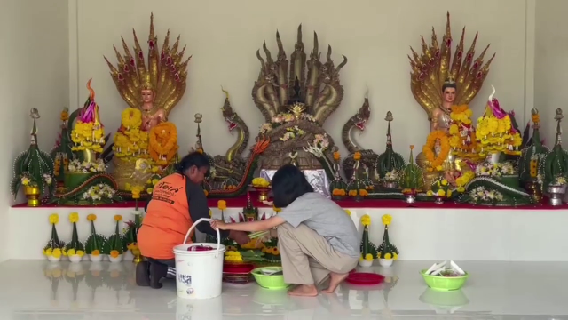 คอหวยยังแห่ขอเลขเด็ดลานพญานาคแม่น้ำหนึ่ง