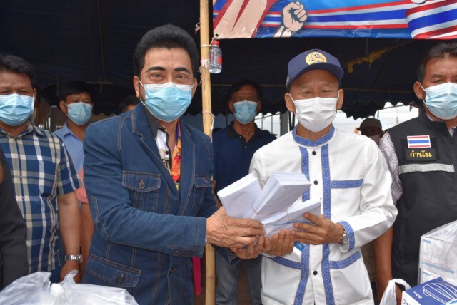 "ศรัณย์วุฒิ"มอบเงิน-หน้ากากอนามัยกลุ่มเสี่ยง131ราย