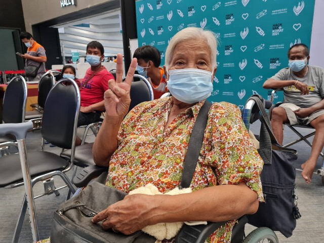 ยายวัย 78 ปีโคราช มั่นใจวัคซีนปลอดภัย ไม่หวั่นผลข้างเคียง