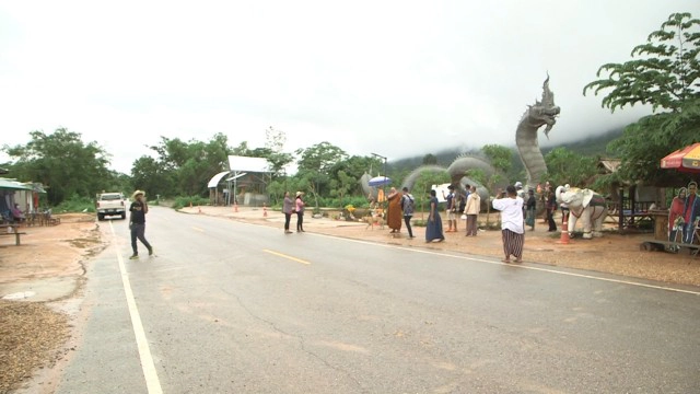 ฝนถล่มต่อเนื่องรูปปั้นพญานาคบ้านลุงดินเริ่มทรุด