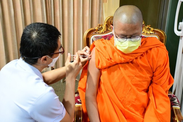 ท่านว.วชิรเมธี นำขบวนเกจิดัง-ศิลปินเชียงรายฉีดวัคซีน