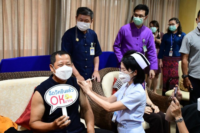 ท่านว.วชิรเมธี นำขบวนเกจิดัง-ศิลปินเชียงรายฉีดวัคซีน