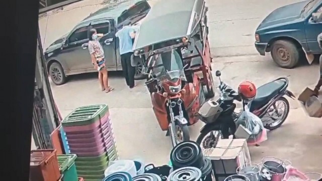 สุดงง..สาวแสบเชิดของร้านชำหนี