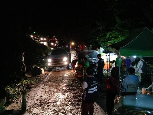 ฝนถล่มอุ้มผาง-ต้นไม้ล้มทับรถดับ3