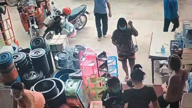 สุดงง..สาวแสบเชิดของร้านชำหนี