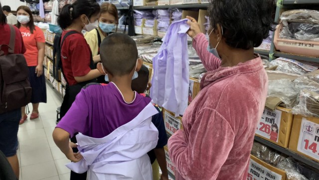 แห่ซื้อชุดนักเรียน แต่ยังหวั่นโควิด-19