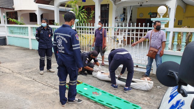 หนุ่มใหญ่พร้อมพวกตีผึ้งหลวงแต่ถูกต่อยช็อคเสียชีวิต