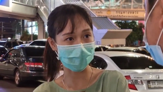 ลูกสาวครูต้อยไม่พอใจ แม่กลับไปหาองค์ดำอีก ถามแรงแทงใจดำ