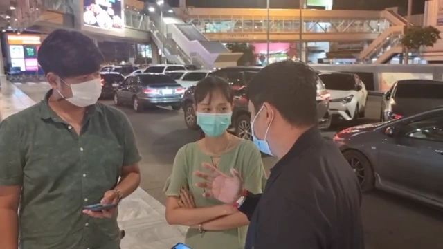 ลูกสาวครูต้อยไม่พอใจ แม่กลับไปหาองค์ดำอีก ถามแรงแทงใจดำ