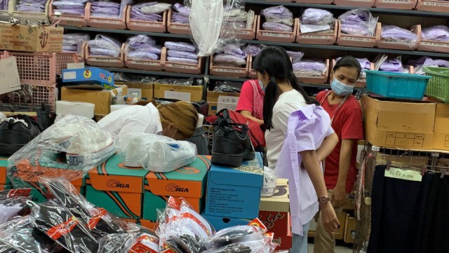 แห่ซื้อชุดนักเรียน แต่ยังหวั่นโควิด-19