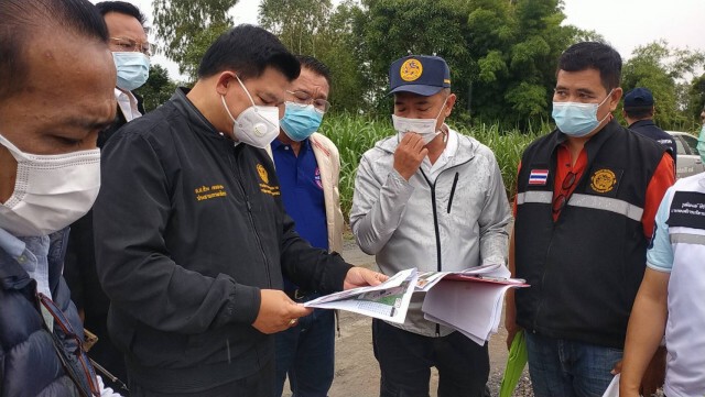 "สิระ"ลงพื้นที่ตรวจสอบหลุมดินยุบขนาดใหญ่กลางไร่อ้อย