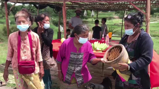 สุดแปลก!ผึ้งทำรังในครก7รัง แห่ส่องเลขเด็ด