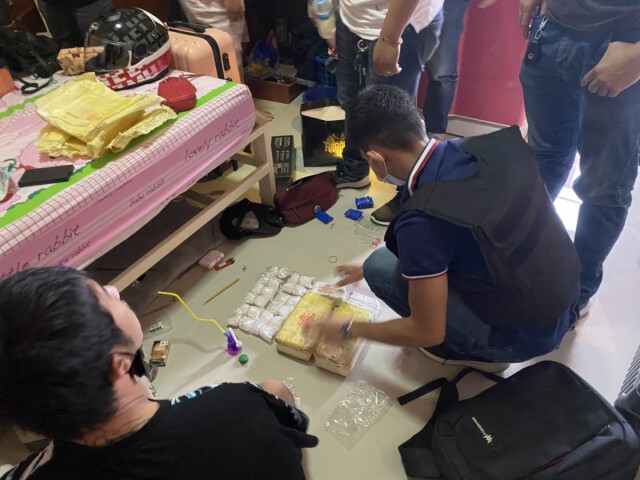 ระทึกคลิปนาทีตำรวจบุกจู่โจมรวบนักค้ายาบ้ารายใหญ่