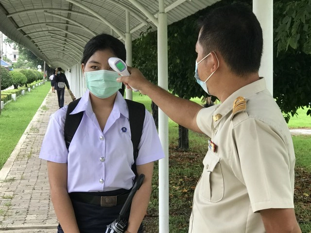 เปิดเทอมวันแรกชุ่มฉ่ำ-ท่ามกลางคุมเข้มโควิด