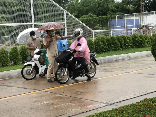 เปิดเทอมวันแรกชุ่มฉ่ำ-ท่ามกลางคุมเข้มโควิด