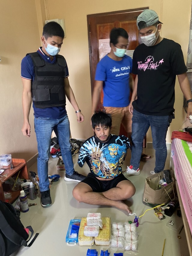 ระทึกคลิปนาทีตำรวจบุกจู่โจมรวบนักค้ายาบ้ารายใหญ่