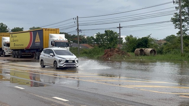 พายุทำพิษระบายน้ำไม่ทันท่วมขังถนนสัญจรลำบาก