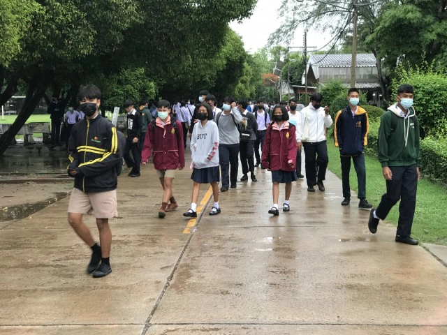 เปิดเทอมวันแรกชุ่มฉ่ำ-ท่ามกลางคุมเข้มโควิด