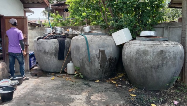สุดฮอต!อาชีพรับย้ายโอ่งช่วงหน้าฝน สร้างรายได้งาม