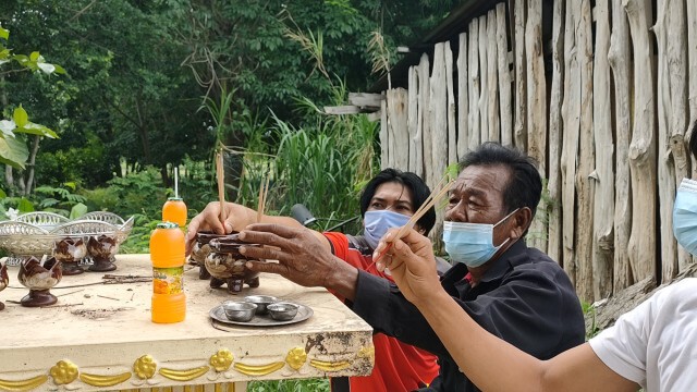 ญาติไหว้สิ่งศักดิ์สิทธิ์ขอให้หลาน8ขวบที่ถูกน้าโหดจอบตีโคม่าปลอดภัย