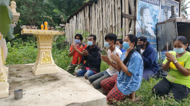 ญาติไหว้สิ่งศักดิ์สิทธิ์ขอให้หลาน8ขวบที่ถูกน้าโหดจอบตีโคม่าปลอดภัย